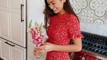 Rouge Robe à fleurs portées par de Caila Quinn dans Le Bachelor Saison de 24