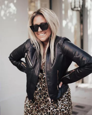 Vestido de leopardo de Kat Ensign en la cuenta de Instagram @katwalksf