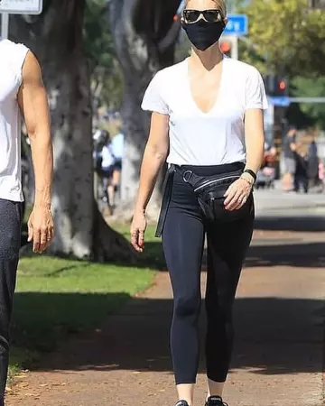 Ray Ban Orig­i­nal Way­far­er Sun­glass­es worn by Gwyneth Paltrow Los Angeles May 17, 2020