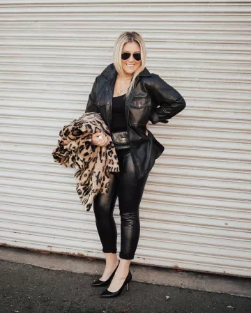 Leggings skinny de piel sintética de Kat Ensign en la cuenta de Instagram @katwalksf