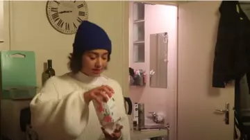 The bonnet violet Léna Mahfouf in the video I OFFER GIFTS TO MY FRIENDS #2 || Lena Situations
