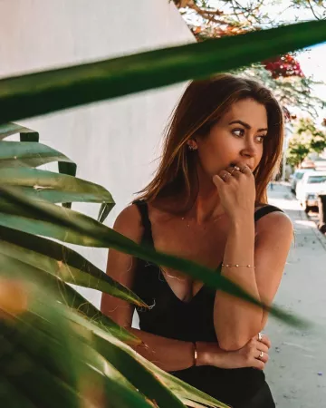 Logan Howell Queen Pre­mi­um Rose­cut Oval Moon­stone Ring worn by Caelynn Miller-Keyes Instagram Pic May 17, 2020