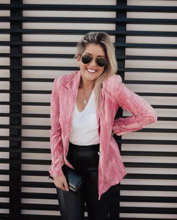 Madewell V Neck Pocket Tee de Kat Ensign en la cuenta de Instagram @katwalksf