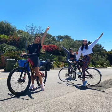New Balance Optiks Sudadera con capucha recortada usada por Nina Dobrev Foto de Instagram 16 de mayo de 2020