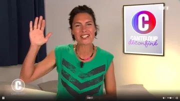 Camiseta verde espiga sin mangas de Alessandra Sublet en C'est Canteloup el 20.05.2020