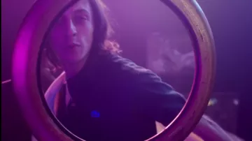 El clásico polo lacoste L.12.12 usado por Roméo Elvis en el clip Funny question by Roméo Elvis x Le Motel