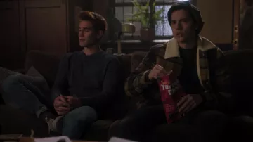 La veste à carreaux col mouton de Jughead Jones (Cole Sprouse) dans Riverdale (S03E18)