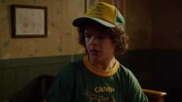 La casquette "Camp Know Where" de Dustin Henderson (Gaten Matarazzo) dans Stranger Things (Saison 3)