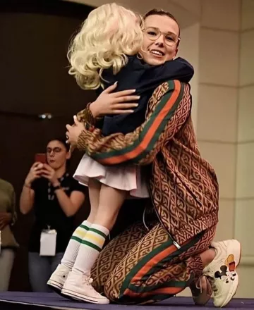 Le pantalon de survêtement Gucci porté par Millie Bobby Brown sur le compte Instagram de @milliebobbybrownsact