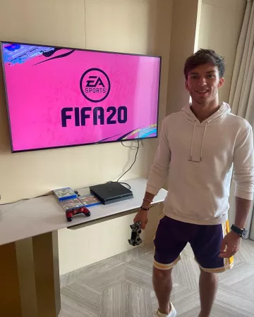 The sweatshirt white Saint Laurent worn by Pierre Gasly on his account Instagram @pierregasly
