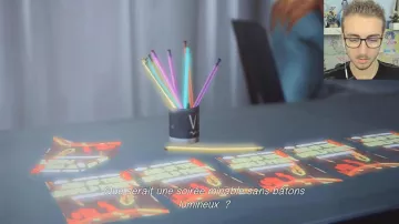 Le bracelet bâton fluo de soirée dans la vidéo LE TUEUR.. C'ETAIT LUI ?! - Let's play Life is strange #13