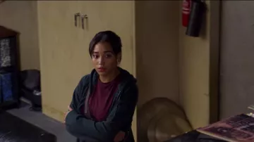 Le t-shirt bordeaux de Julie (Amandla Stenberg) dans The Eddy (S01E05)