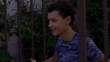 Camiseta azul de camuflaje de Adam (Elyes Aguis) en The Eddy (S01E05)