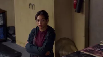 Sudadera azul de Julie (Amandla Stenberg) en The Eddy (S01E05)