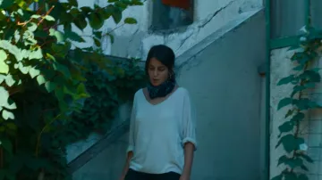 Le t-shirt blanc à manches longues de Amira (Leïla Bekhti) dans The Eddy (S01E04)