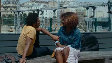La veste en jean portée par l'ex-copine de Jude / Habiba (Jisca Kalvanda) dans The Eddy (S01E04)