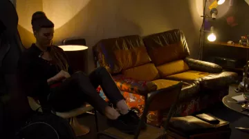 Tenis negro usado por Katarina (Lada Obradovic) en The Eddy (S01E05)