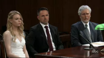 Vestido blanco usado por Nelle Benson (Chloe Lanier) en el Hospital General