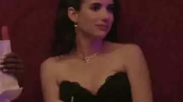 Le corset noir porté par Brooke Thompson (Emma Roberts) dans la série American Horror Story