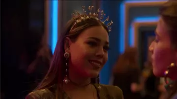 & Other Stories long earrings with a flower in the top and a pearl in the end worn by Lu (Danna Paola) in Elite (S02E01)