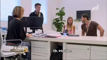 Les boucles d'oreilles pendantes argent brillante de Vanessa Lawrens dans Les Anges de la télé-réalité 5