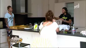 Le bermuda blanc long logo coté de Thomas Vergara dans Les Anges de la télé-réalité 5