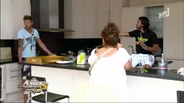 Le t-shirt noir Emporio Armani de Thomas Vergara dans Les Anges de la télé-réalité 5