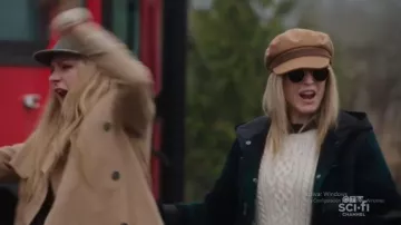 Suéter de punto blanco usado por Sara Lance (Caity Lotz) como se ve en Legends of Tomorrow de DC (Temporada 5 Episodio 13)