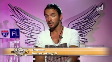 Le collier de perles marron foncé de Thomas Vergara dans Les Anges de la télé-réalité 5