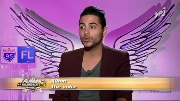 La veste de costume bordeaux de Thomas Vergara dans Les Anges de la télé-réalité 5