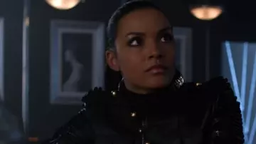 Chaqueta Balmain Negra de Tabitha Galavan (Jessica Lucas) en Gotham (S03E21)