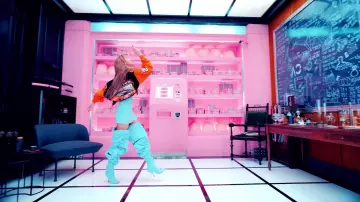 La chaqueta usada por Lisa en el clip '뚜두뚜두 (DDU-DU DDU-DU)' del BLACKPINK