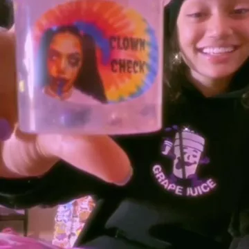 La sudadera con capucha Grape Juice que usó Avani Gregg en su cuenta de Instagram @avani 