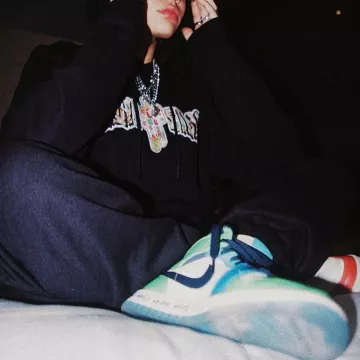 Melody Ehsani x Air Jordan 1 Mid SE Fearless zapatillas usadas por Avani Gregg en su cuenta de Instagram @avani 