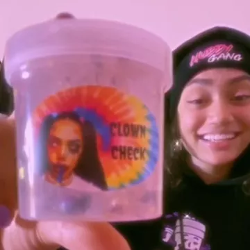 The black bonnet Huddy Gang worn by Avani Gregg on his account Instagram @avani 