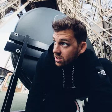 The windproof collar zip The North Face worn by Peter Croce on his account Instagram @pierrecroce 