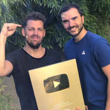 The t-shirt-blue Le Coq Sportif worn by Peter Croce on his account Instagram @pierrecroce 