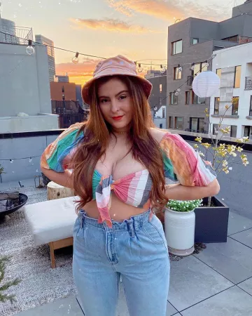 Billabong Tie-Front Crop Top of Noelle Downing on the Instagram account @noelledowning