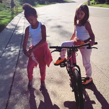 Adidas Yeezy Boost Orange porté par Penelope Scotland Disick Pénélope sur Son Vélo le 2 Mai 2020