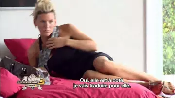 La robe noire moulante simple sans manche de Amélie Neten dans Les Anges de la télé-réalité 5