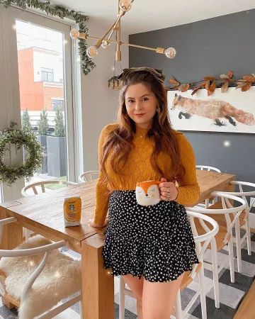 Look­ing Live­ly Tex­tured Sweater of Noelle Downing on the Instagram account @noelledowning
