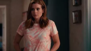 Camiseta palm print usada por Maddie Townsend (JoAnna Garcia) en Sweet Magnolias Temporada 1 Episodio 1