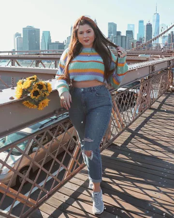 ¡Los vaqueros de mamá rasgados de Noelle Downing en la cuenta de Instagram @noelledowning