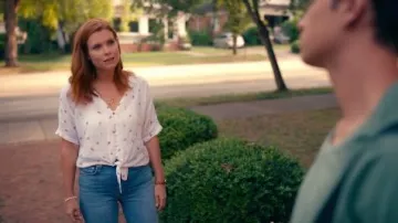 Top de cuello V blanco usado por Maddie Townsend (JoAnna Garcia) en Sweet Magnolias Temporada 1 Episodio 1