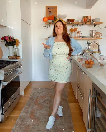 Conexión francesa Floral Print Vestido de Noelle Downing en la cuenta de Instagram @noelledowning