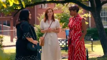Bolso negro usado por Dana Sue Sullivan (Brooke Elliott) en Sweet Magnolias Temporada 1 Episodio 1