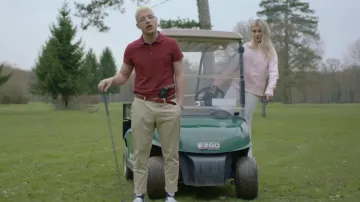 Le pantalon chino beige porté par PLK dans son clip High