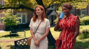 Vestido de camisa a rayas blancas usado por Maddie Townsend (JoAnna Garcia) en Sweet Magnolias Temporada 1 Episodio 1