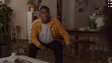 Les hommes de l'Hommage de Veste portée par le Plateau de Barker (Tracy Morgan) dans Le Dernier O. G. Saison 3 Épisode 7