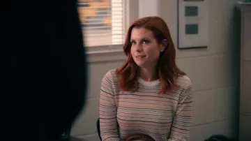 Suéter a rayas usado por Maddie Townsend (JoAnna Garcia) en Sweet Magnolias Temporada 1 Episodio 2